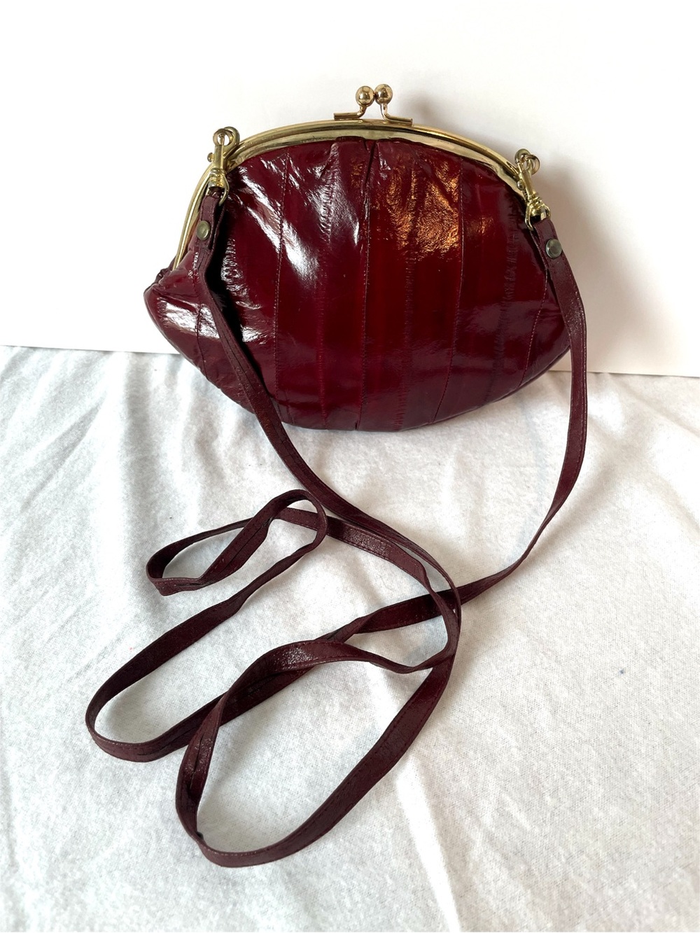 Vintage Lee Sands Burgundy Eel Skin Kiss Lock Crossbody Clutch Purse